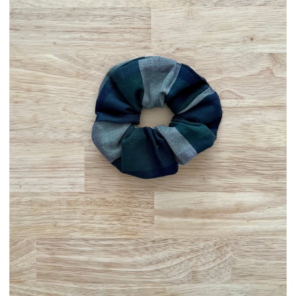 Scrunchy Large - Color: Green flannel