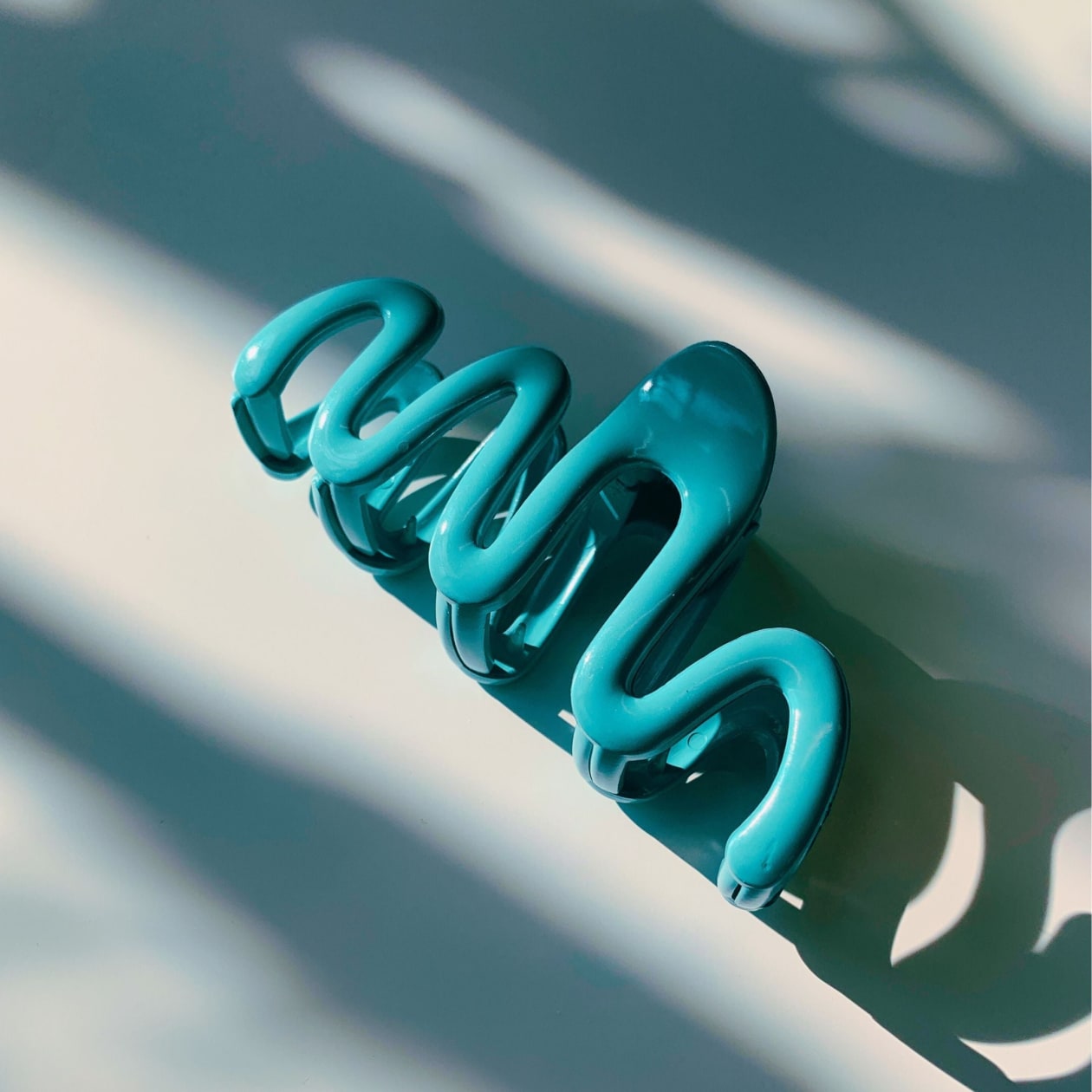 Velvet Claws Hair Clip | '80s Squiggle in Aqua Blue | Claw Clip in Velvet Travel Bag