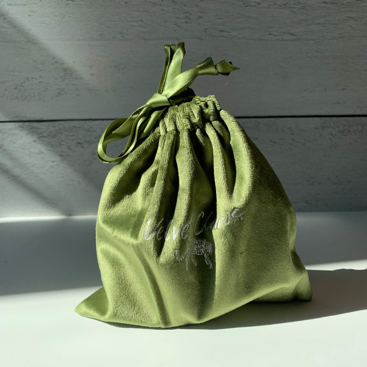 Velvet Claws Metal Hair Clip | Bamboo Forest | Claw Clip in Velvet Travel Bag