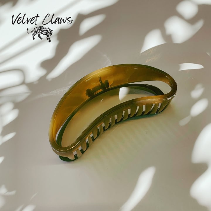 Velvet Claws The Bean Hair Claw in Caramel | Claw Clip in Velvet Travel Bag