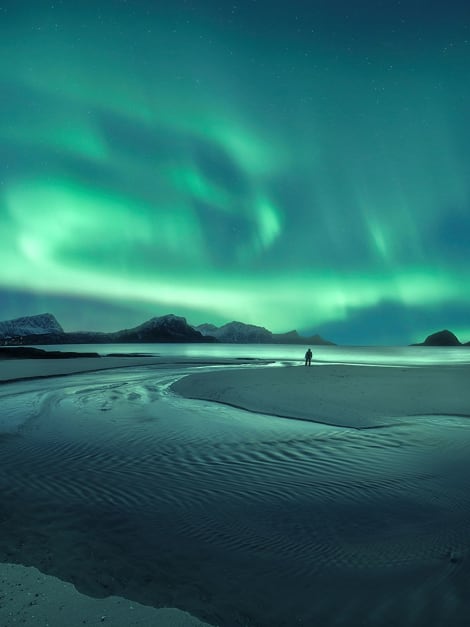 Watch the night sky turn trippy with the mysterious rays of the Northern Lights 