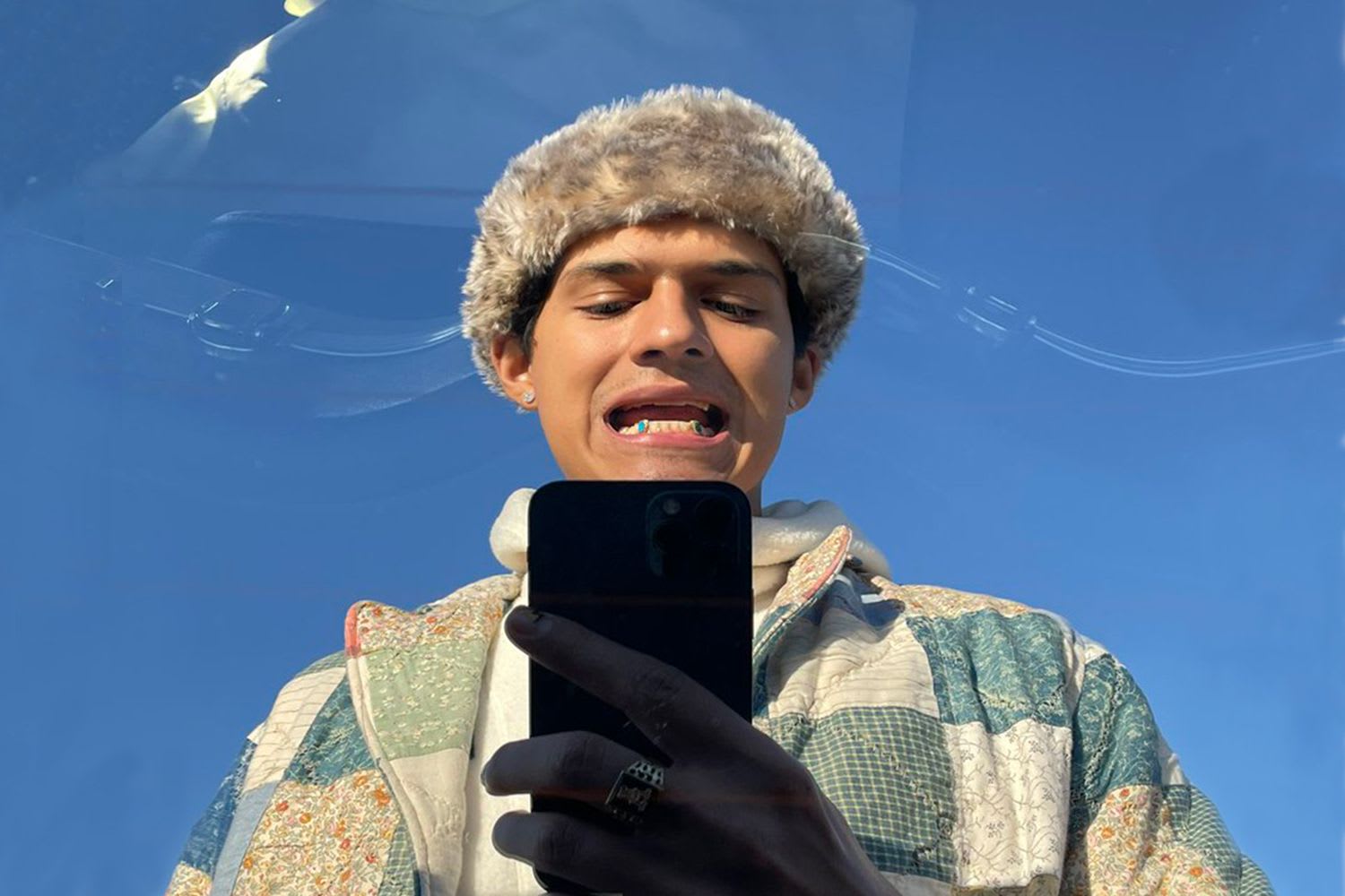 Omar Apollo mirror selfie