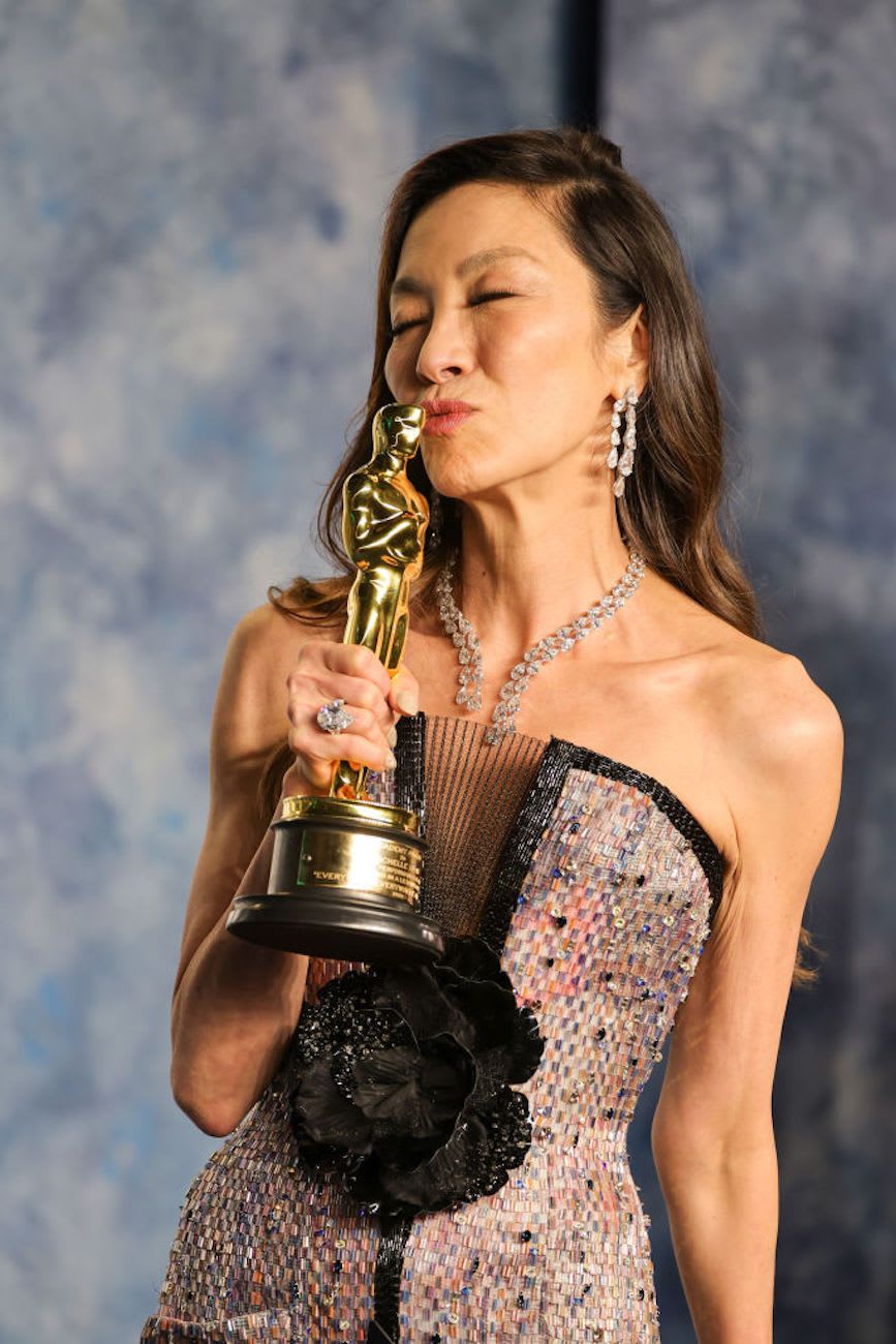 Michelle Yeoh kisses Oscar